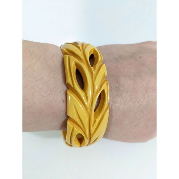 Carved Pierced Creamed Corn Yellow Bakelite Bangle True Vintage - Picture 3 of 10